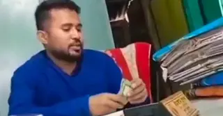 ঘুষ নেয়ার অভিযোগে বোয়ালমারীর ইউনিয়ন ভূমি কর্মকর্তা বরখাস্ত